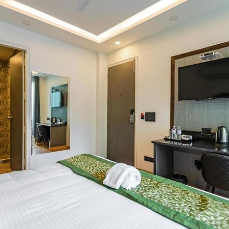 Hotel Mayur At Cr Park New Delhi Nova Deli Exterior foto